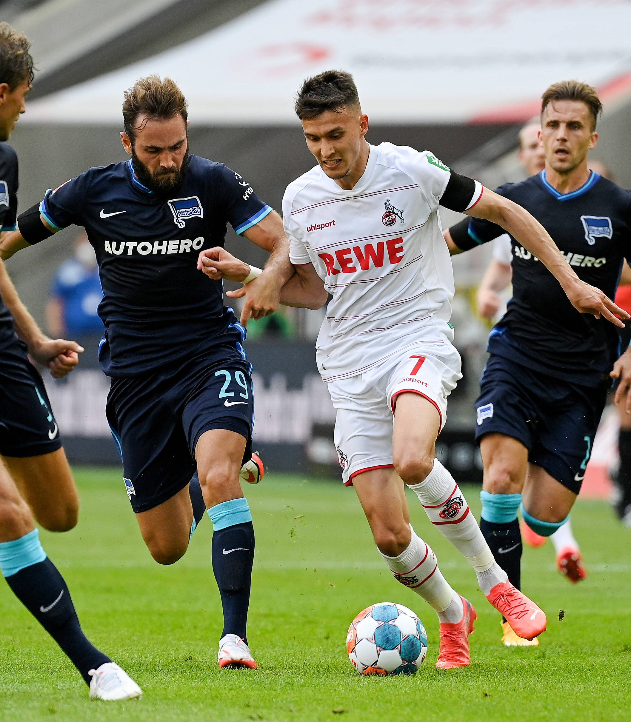 斯图加特今晚内部沟通，志在德甲名次提升，媒体盛赞，临场指挥获称赞的简单介绍