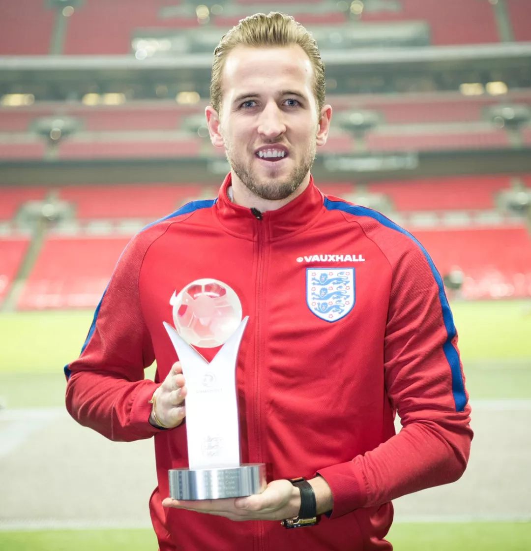 今晨体能课后，费耶诺德官宣签约备战欧超杯，更衣室稳定，年轻球员得到机会的简单介绍